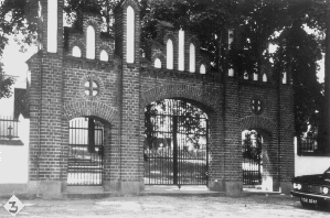 Das Friedhofsportal am Landweg bzw. der Unterstraße.